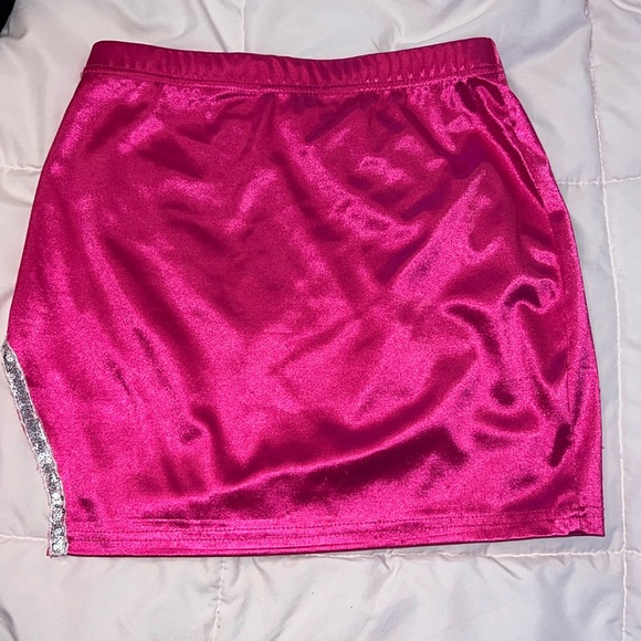 Hot pink dress size Small ,used once And never wore it again - Picture 3 of 5